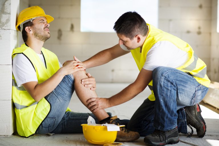 hombre sufre incapacidad laboral en el trabajo