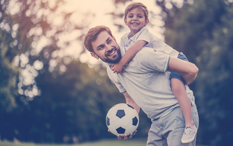 Papá jugando fútbol con su hija en el día del padre