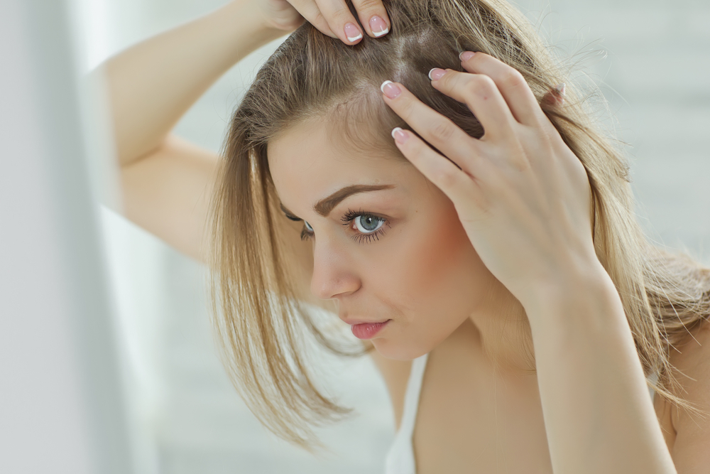 Mujer detectando caída abundante del cabello