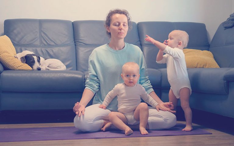 Mamá meditando junto a sus hijos gemelos