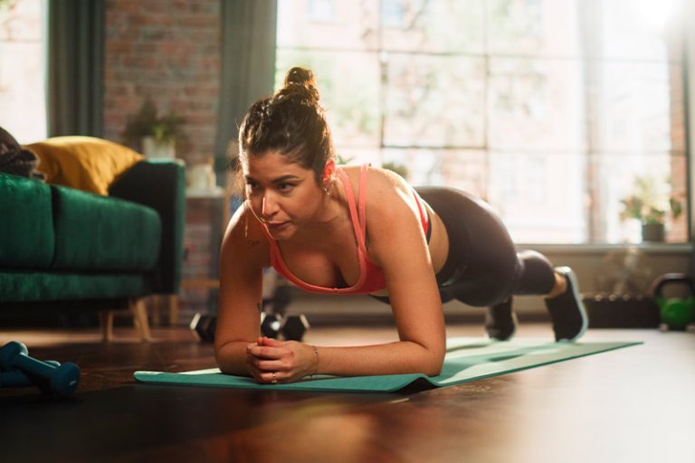 mujer haciendo una plancha isométrica