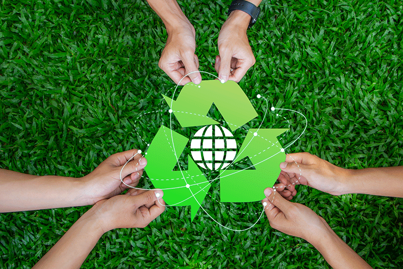 simbolo verde de reciclaje con un globo terraqueo en el centro