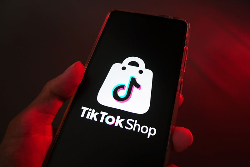 mano sosteniendo un smartphone con la tienda TikTok