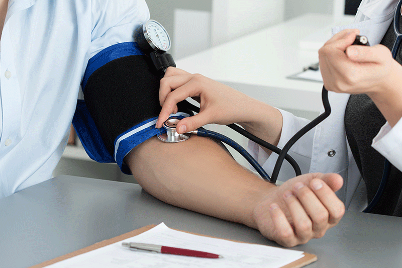 medico femenino midiendo la presion arterial