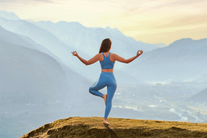 mujer fitness haciendo ejercicio de yoga