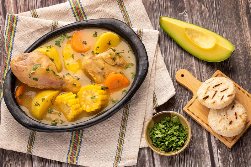 sancocho tradicional de pollo colombiano