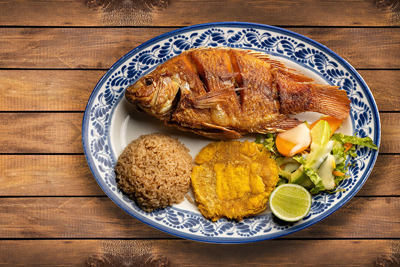 pescado de tilapia frita con arroz de coco