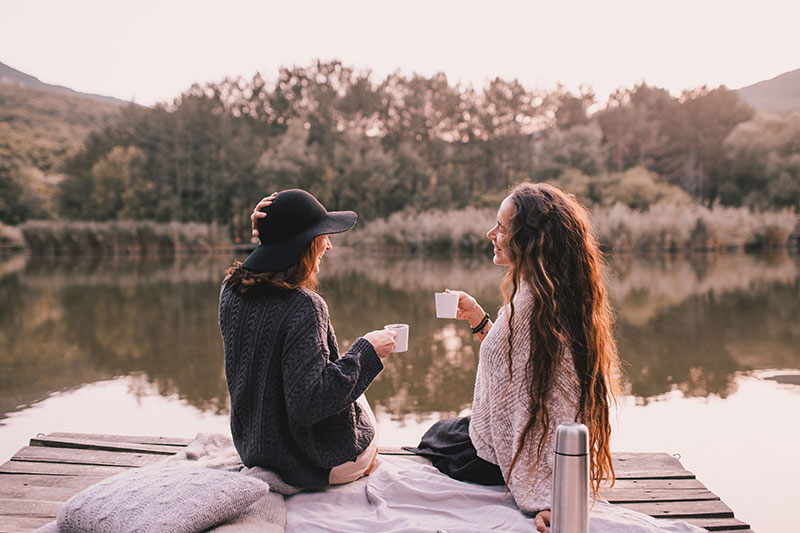 dos mujeres tomando un cafe