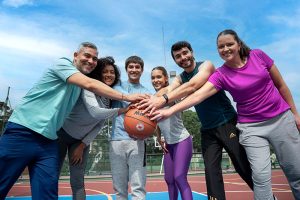 grupo de personas jugando baloncesto