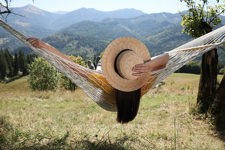 mujer descansando en una hamaca