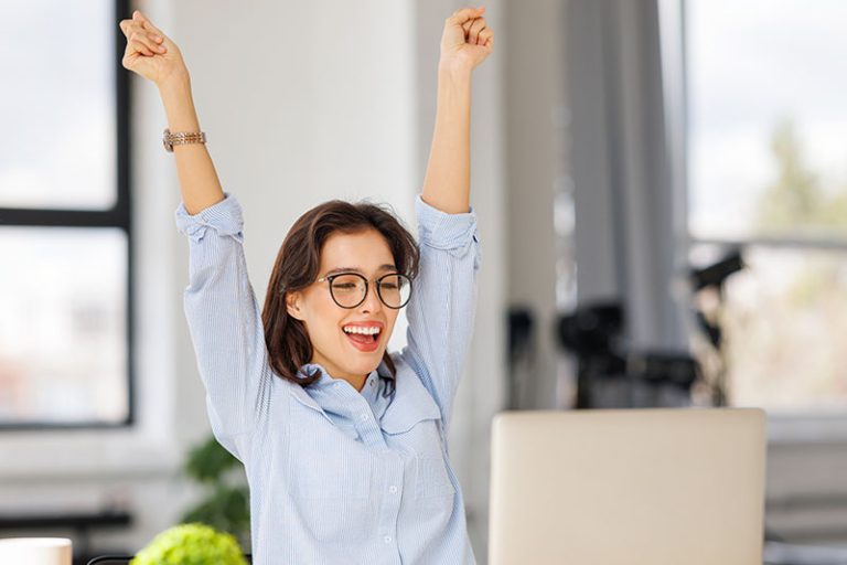 joven empresaria independiente con gafas sonriendo