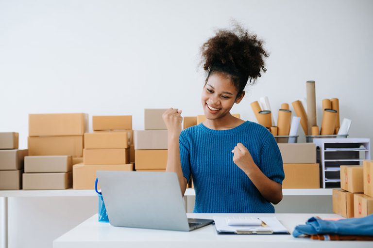 mujer emprendedora en su negocio