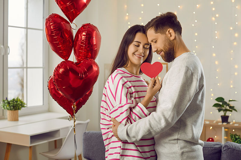 pareja sosteniendo el corazon en sus manos