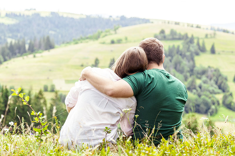 pareja en el paisaje