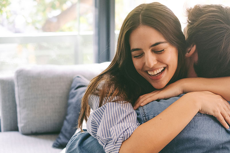 pareja abrazada