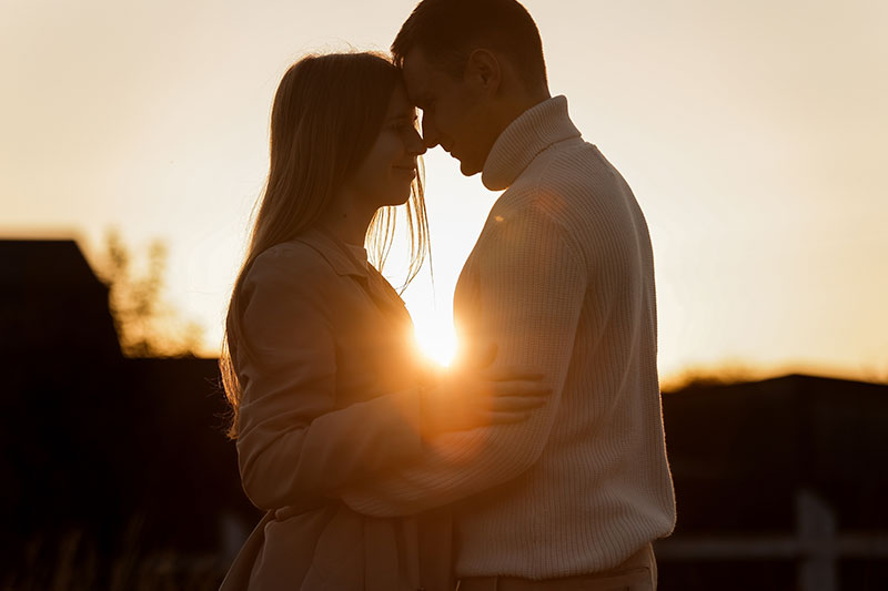 pareja amorosa al atardecer 