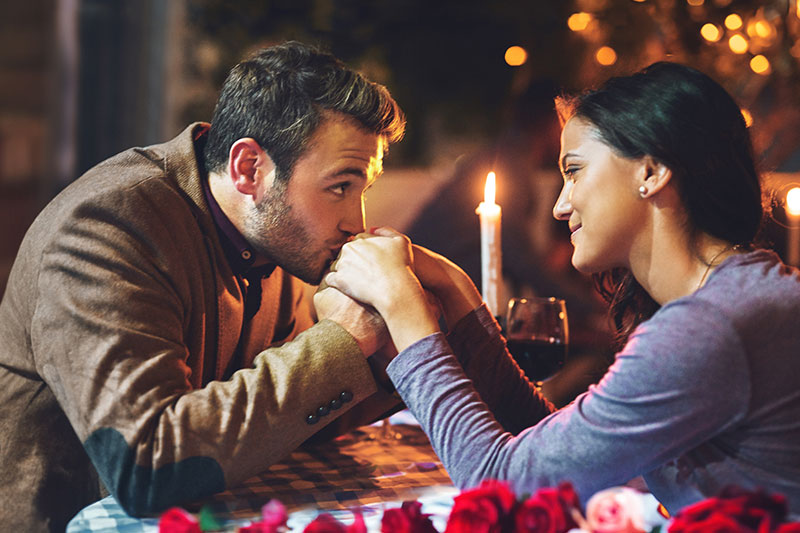 pareja cenando