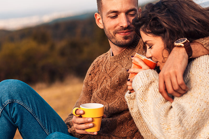 pareja compartiendo un cafe