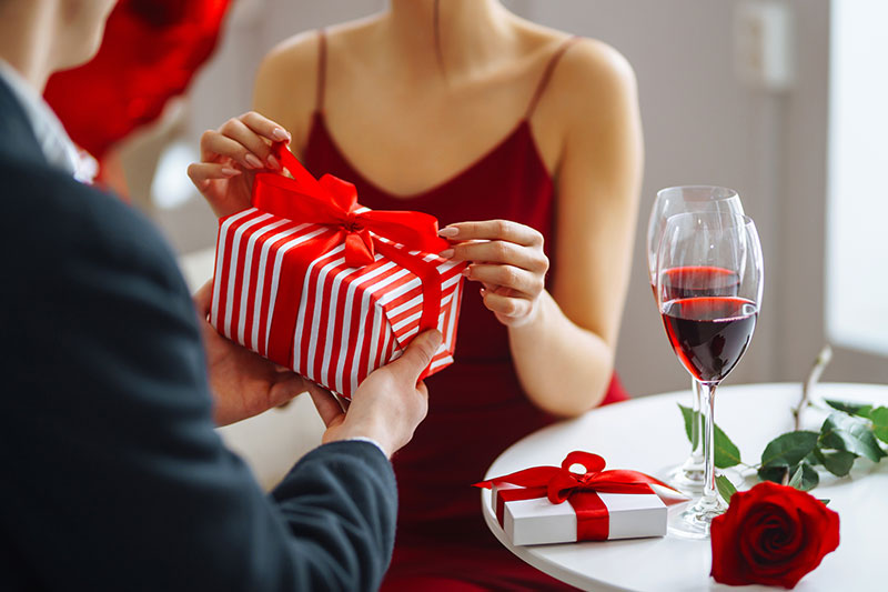 una pareja joven enamorada celebra el dia de san valentin