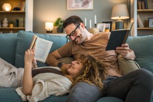 pareja leyendo un libro