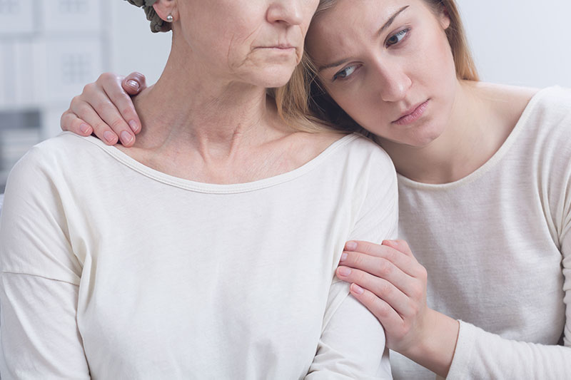 mama e hija con cancer de seno