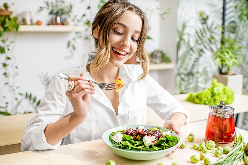 mujer comiendo comida saludable