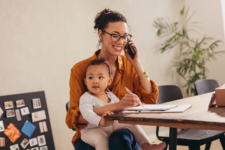 emprendedora hablando por telefono con su bebe