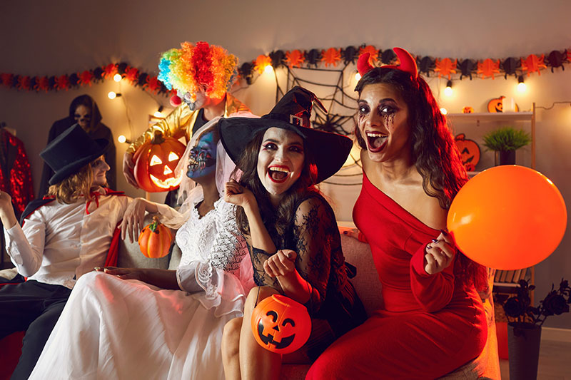 grupo de amigos celebran Halloween