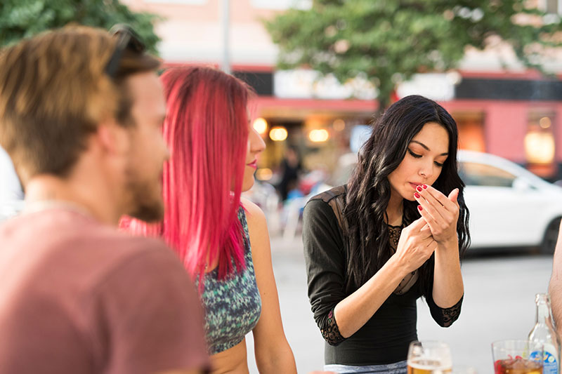 mujer prendiendo un cigarrillo