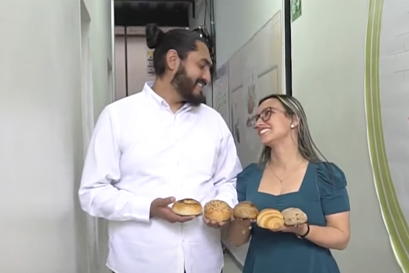 pareja emprendiendo