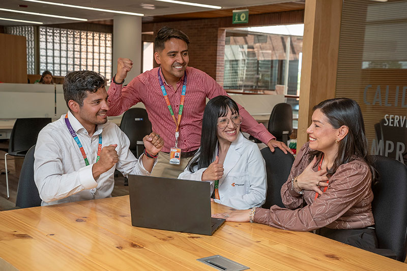 grupo de trabajadores con habilidades digitales