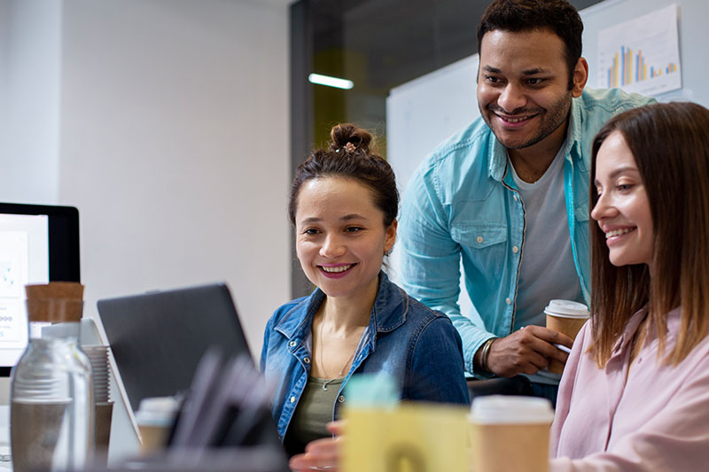 jovenes trabajando en su emprendimiento