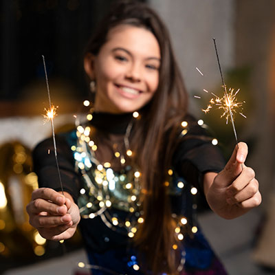 mujer feliz agradeciendo