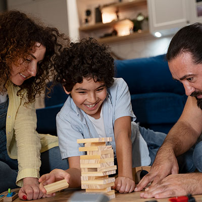 padres jugando con su hijo