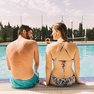 pareja en la piscina