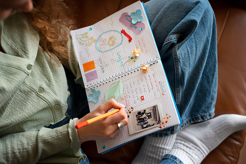 mujer organizando tareas