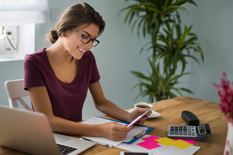 mujer revisando sus finanzas