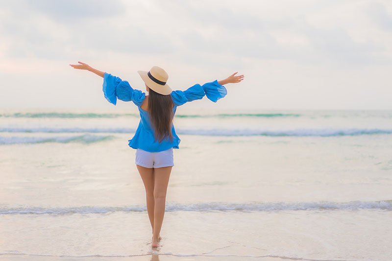 mujer feliz en la playa