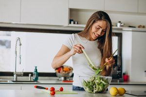 mujer preparando recetas saludables