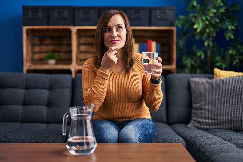 mujer tomando agua