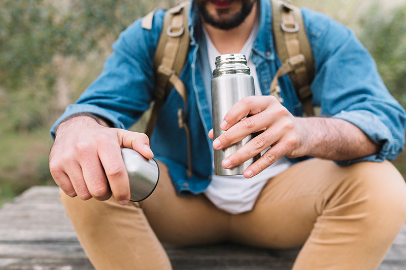 hombre con botella de agua