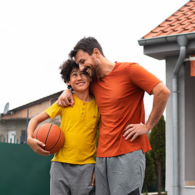 padre e hijo jugando baloncesto