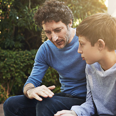 padre e hijo hablando