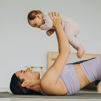 madre con su hija practicar yoga