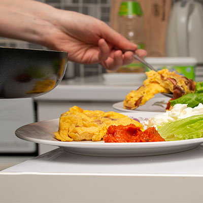 persona preparando comida en un plato