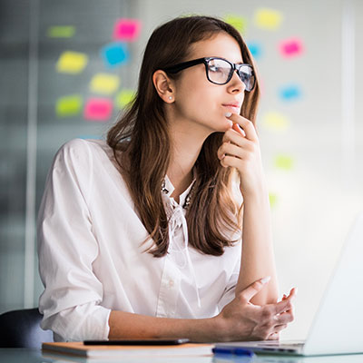 mujer emprendedora pensando