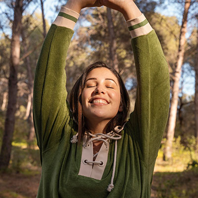 mujer en medio de la naturaleza