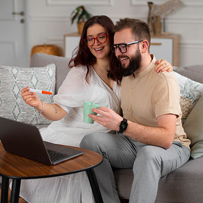 pareja de esposos planeando sus compras