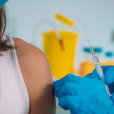 Personal médico aplicando la vacuna contra la fiebre amarilla a un paciente, principal medida de prevención.