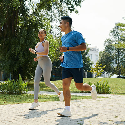 pareja realizando ejercicio